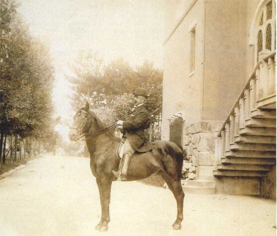 Jo&atilde;o Santiago a cavalo