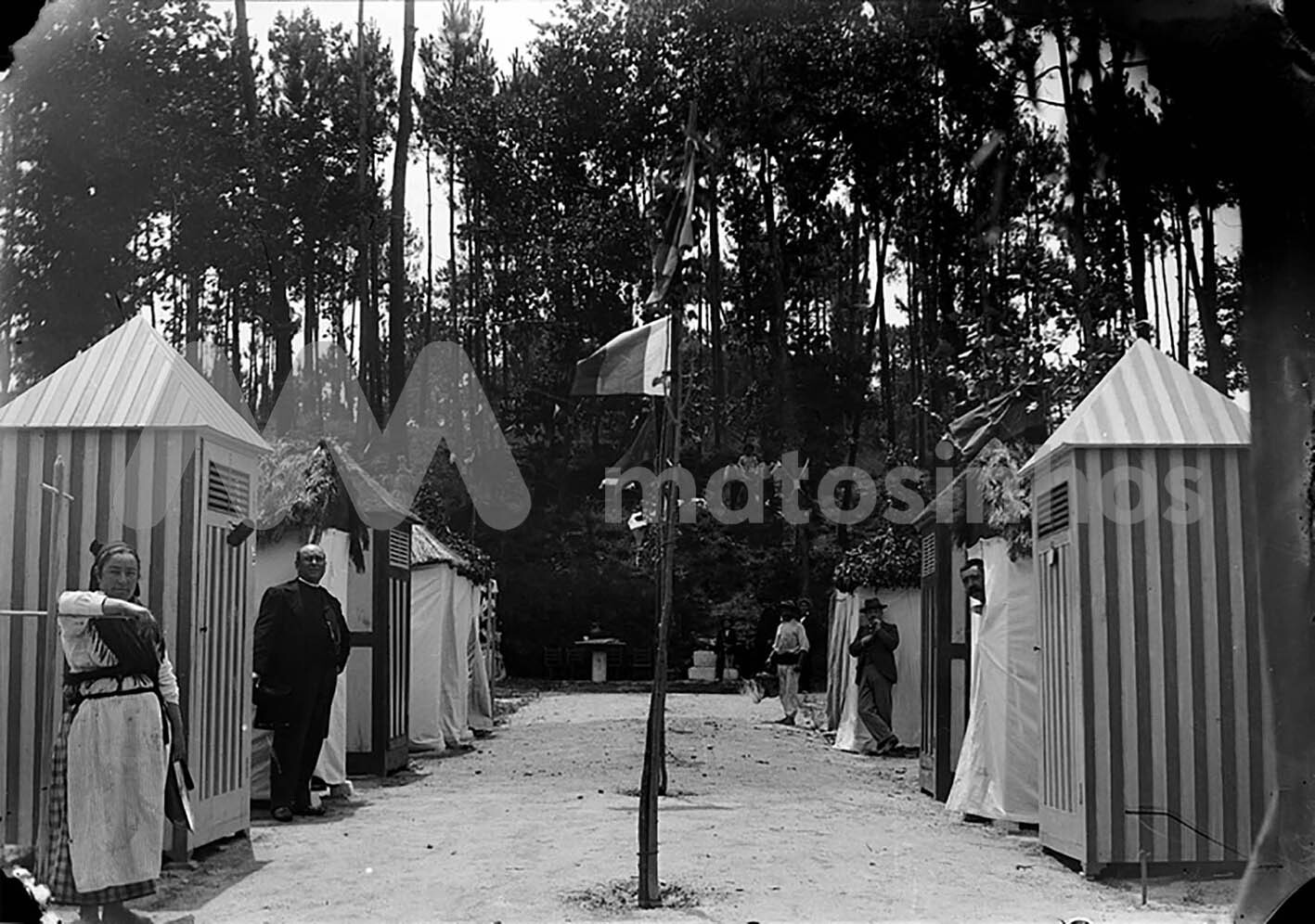 Tendas na praia fluvial, em S. Mamede de Infesta
